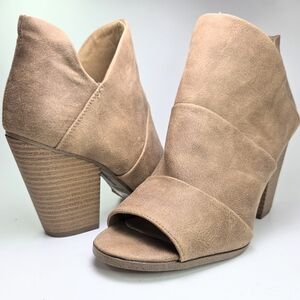 Fergalicious Recruit Sand Sueded Zip Peep Toe Stack Heel Bootie Womens Size 8.5